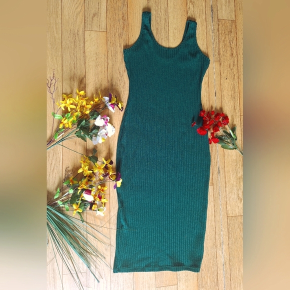 Elegant Green Sleeveless Dress - Picture 2 of 6